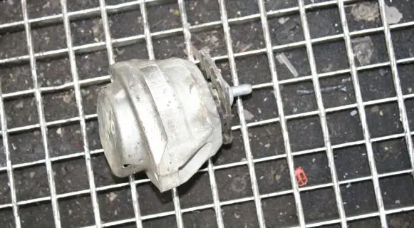 BMW 6 E63 E64 Engine mount bracket 6774620