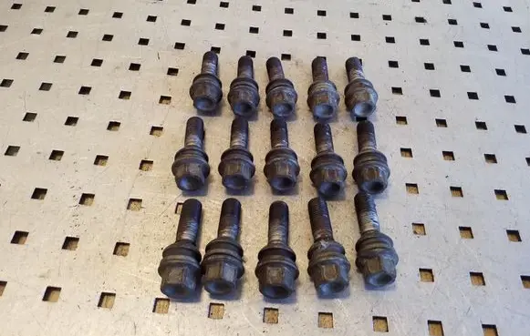 Volkswagen Touareg I Nuts/bolts 