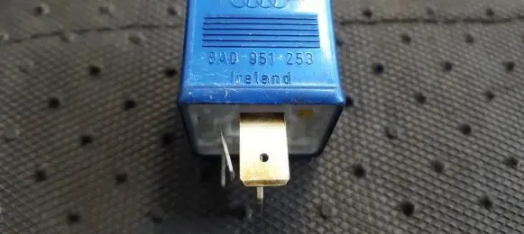 Volkswagen PASSAT B5.5 Other relay 8A0951253 899587