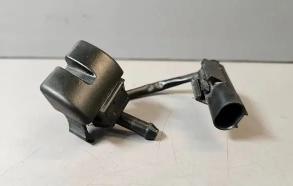 BMW 3 E46 Windshield washer spray nozzle 8374365 61668374365