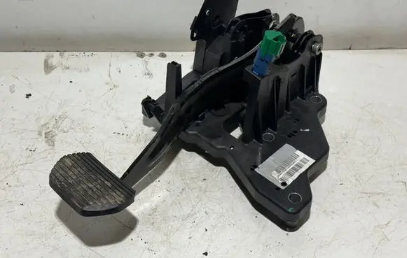 Peugeot 508 RXH Brake pedal 9808827380
