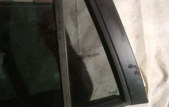 Hyundai Santa Fe Rear vent window glass 