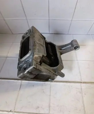 Volkswagen Tiguan Engine mount bracket 5N0199262