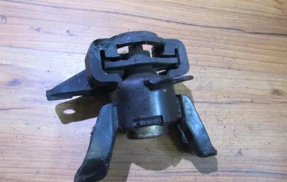Mazda 323 Engine mount bracket