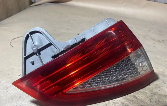 Tailgate rear/tail lights