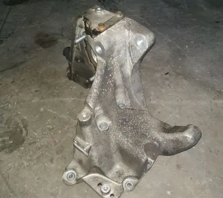 Alfa Romeo 159 Engine mounting bracket C010