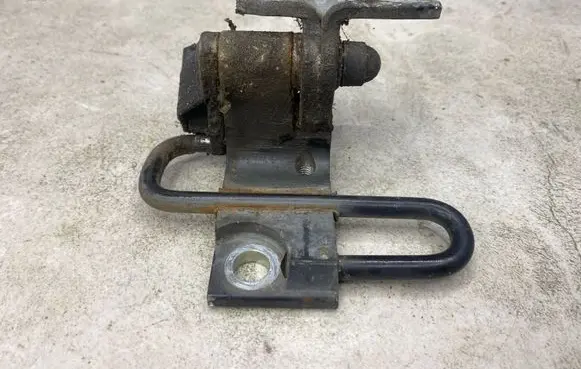 Volkswagen PASSAT B6 Front door lower hinge 