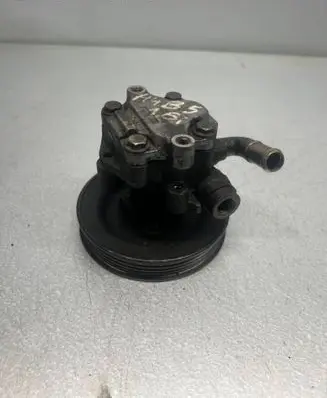 Volkswagen PASSAT B5 Power steering pump 8D0145155L