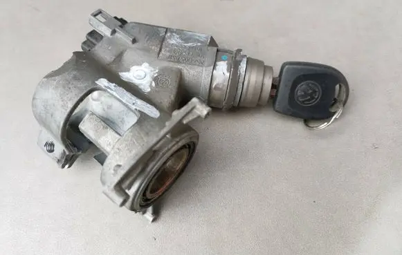 Volkswagen Polo III 6N 6N2 6NF Ignition lock 357905851F