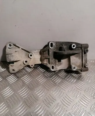 Volvo V50 Engine mounting bracket 30750940