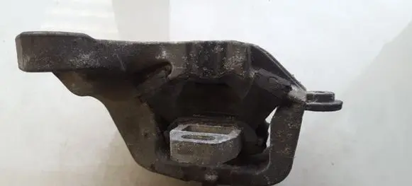 Peugeot 407 Engine mount bracket