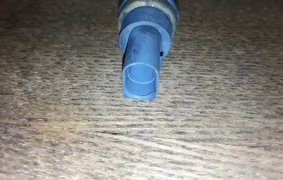 Volkswagen Golf V Coolant temperature sensor 06A919501