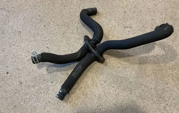 Audi e-tron Engine coolant pipe/hose 4KL819552