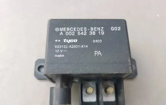 Mercedes-Benz CLS C219 Charging relay A0025423819 V2333A20011