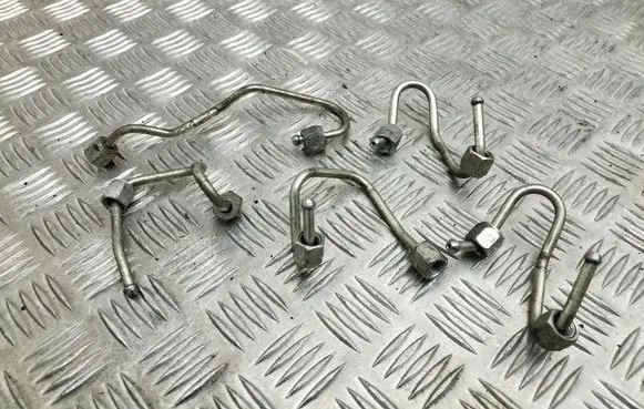 Fuel injector supply line/pipe