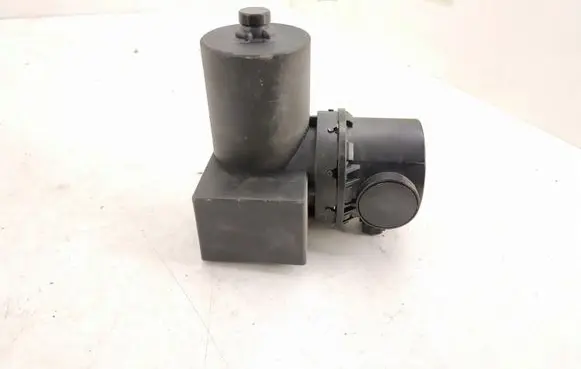 Volkswagen Golf II Central locking vacuum pump 443862257A