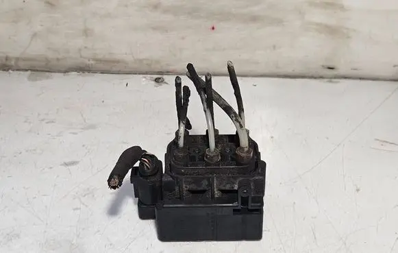 Mercedes-Benz R W251 Air suspension valve block A2513200058