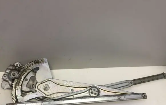 Mitsubishi Outlander Front window lifting mechanism without motor