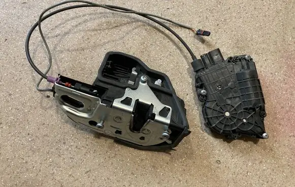 BMW 5 GT F07 Front door lock 7149436