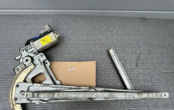 Nissan Patrol Y61 Front window lifting mechanism without motor 80731VB910 80721VB010