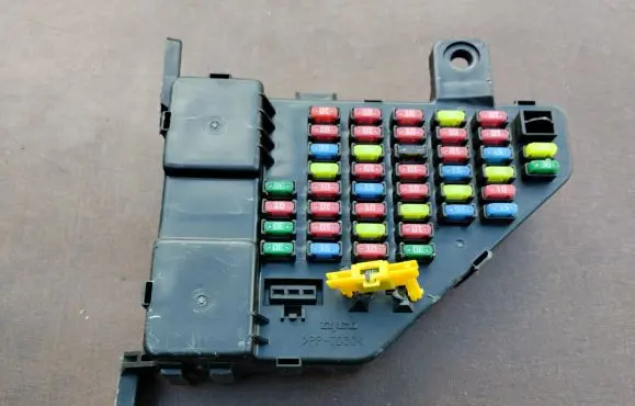 Hyundai Tucson JM Fuse module 911102E001