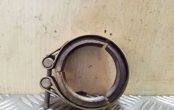 Volkswagen PASSAT B8 Muffler pipe connector clamp 04L253725B
