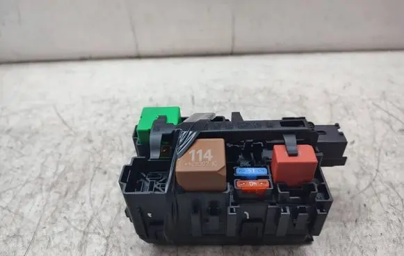 Peugeot 508 Fuse module 9806192580