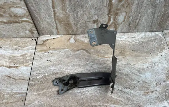 Maserati Ghibli Fender mounting bracket 673002589 673003652