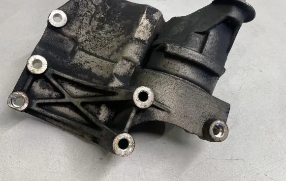 KIA Sorento Generator/alternator bracket 
