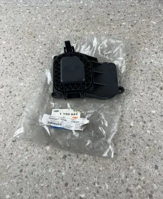 Ford Focus Headlight/headlamp dust cover 1150542 xs4x13k046a
