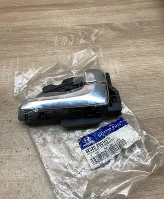 Hyundai ix35 Front door interior handle 826202S010CR