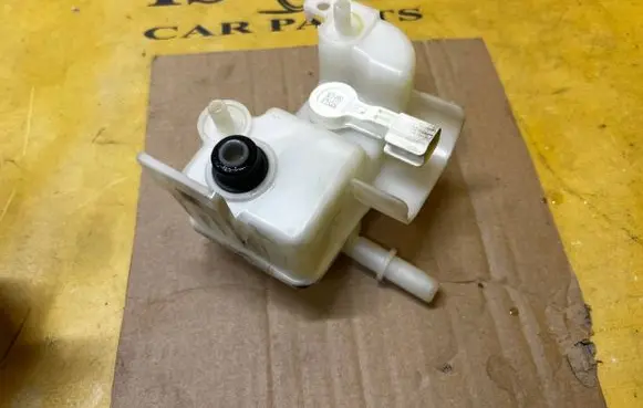 Ford Explorer VI Brake fluid reservoir L1MC2K478A