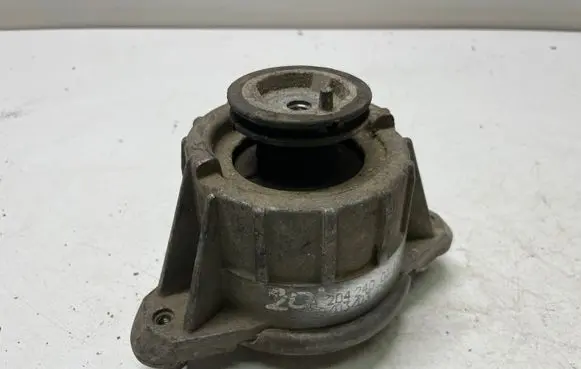Mercedes-Benz C W204 Engine mount bracket A2042400117