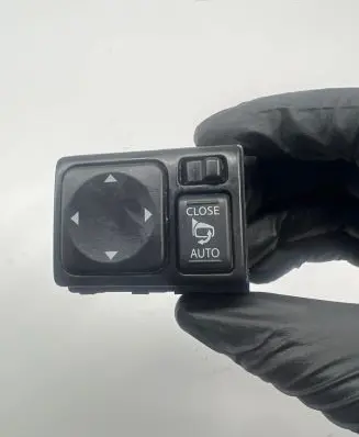 Nissan Juke I F15 Wing mirror switch