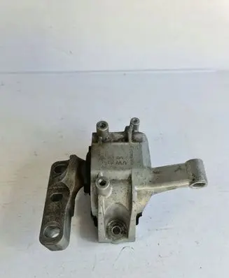 Volkswagen Tiguan Engine mount bracket