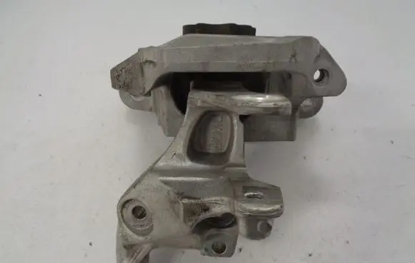 Peugeot 208 Engine mount bracket