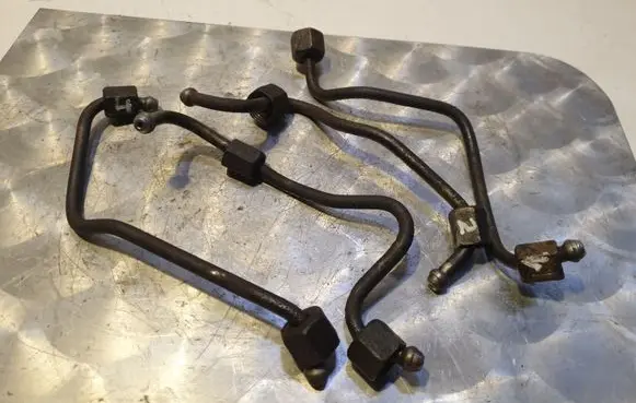 Fuel injector supply line/pipe