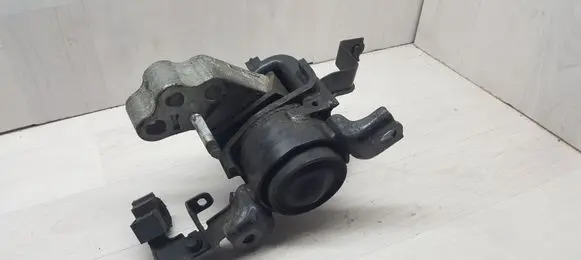 Toyota Auris 150 Engine mount bracket