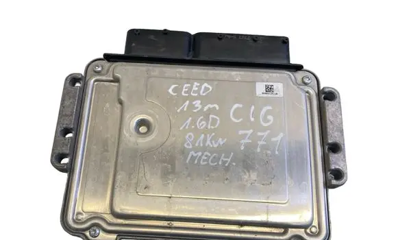 KIA Ceed Engine control unit/module 391112A960 0281018639