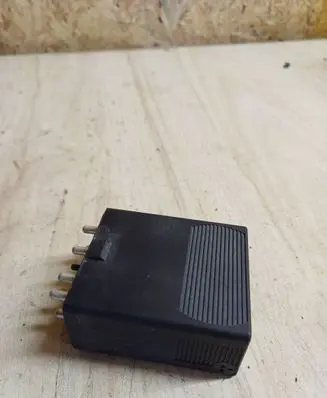 Mercedes-Benz E W124 Fuel pump relay 0065458732 LL0002 05999610