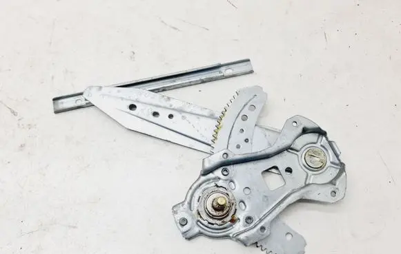 Rear door manual window regulator