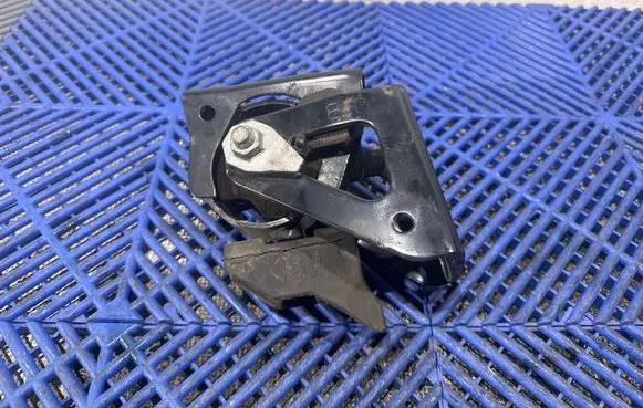 Toyota Auris E180 Engine mount bracket 309E07