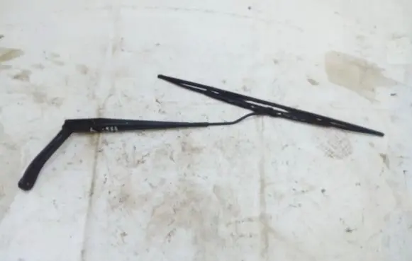Front wiper blade arm