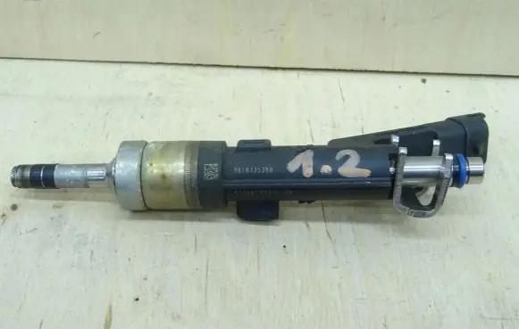 Peugeot 208 Fuel injector 9810335380