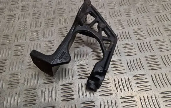 Engine mounting bracket