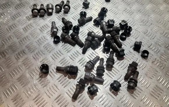 Volvo V60 Anti-theft wheel nuts and lock TM25710