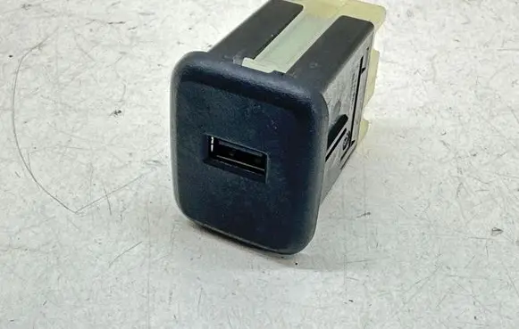 Chevrolet Malibu USB socket connector 13596807