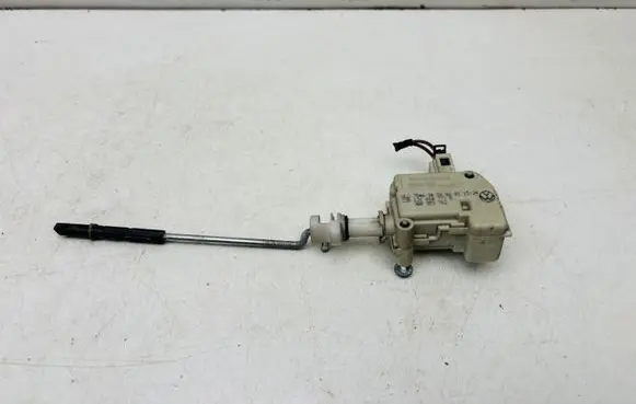 Volkswagen Golf IV Fuel tank cap lock motor 1J6810773B 7546341806 3B0959782