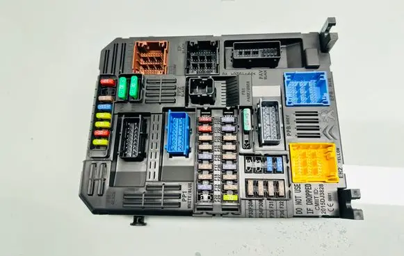 Citroen C5 Aircross Fuse module 9832881380 28719742