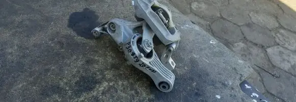 Engine mount vacuum valve